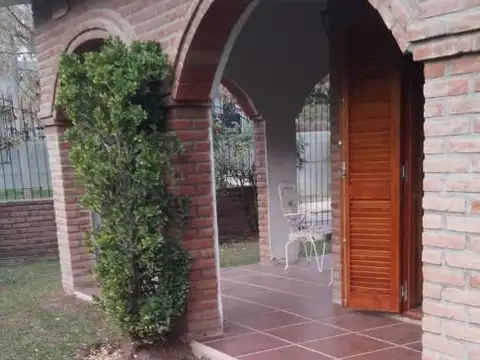 Casa 4 ambientes con 2 baños