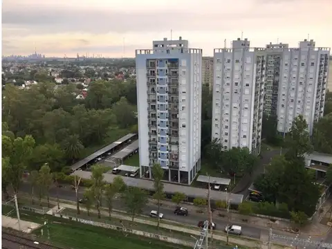 Dpto de 4 ambientes al frente con 2 balcones - a 2 cuadras e