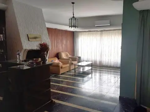 Casa 5 ambientes Cocheras Fondo Piscina Villa Sarmiento