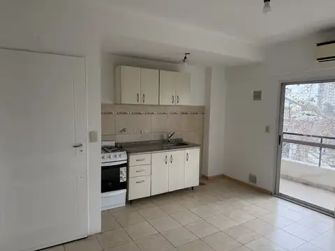 se alquila hermoso dos ambientes con balcon al frente, todo luz a 2 cuadras de Av Rivadavia