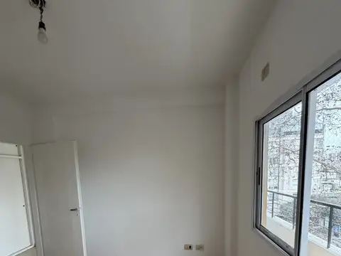 se alquila hermoso dos ambientes con balcon al frente, todo luz a 2 cuadras de Av Rivadavia