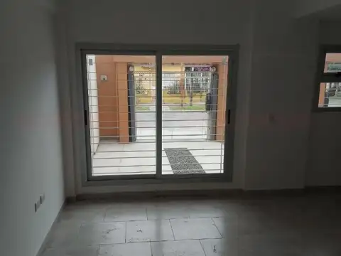 EXCELENTE MONOAMBIENTE CON PATIO Y COCHERA EN MORÓN