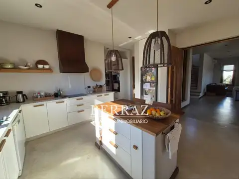 Casa 6 ambientes con 4 baños