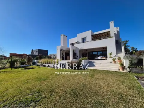 Casa venta 6 ambientes al agua en Laguna Grande Villanueva lote de 720 m2