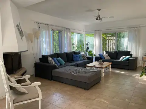 Casa en Alquiler con 2 cocheras