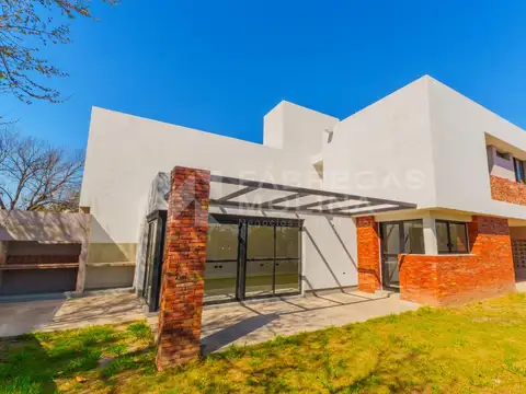 Casa en Venta con 2 cocheras