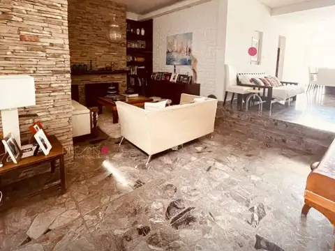 Casa en Alquiler con 2 cocheras