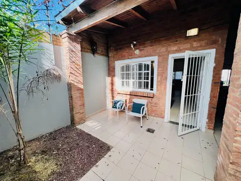 Amplia casa 3 dormitorios, excelente ubicación. Av. Castelli 1544