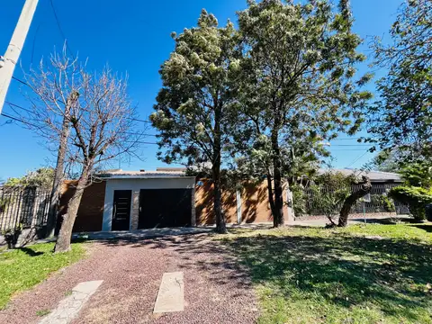 Amplia casa 3 dormitorios, excelente ubicación. Av. Castelli 1544