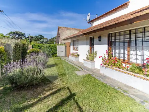 Casa 4 ambientes con 2 baños