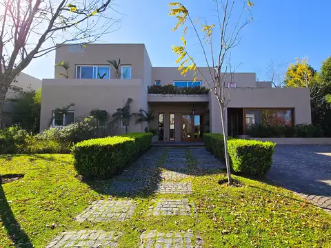 Casa en Alquiler con 1 cochera