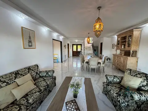 Casa 8 ambientes con 5 baños