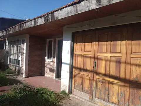 Muy lindo chalet de cuatro ambientes en venta con excelente ubicacion en Don Torcuato
