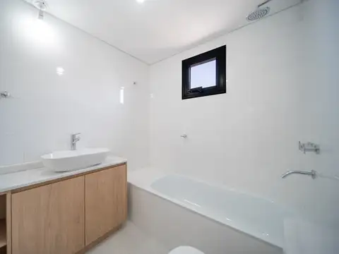 Casa 4 ambientes con 2 baños