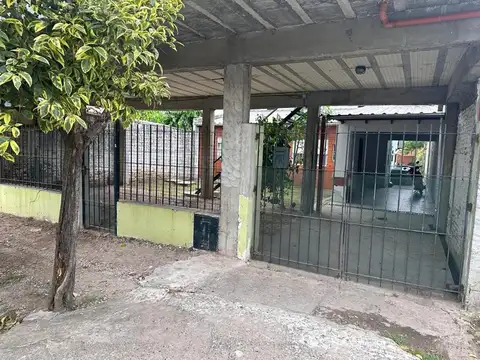 Casa + departamento en Barrio Las Acacias