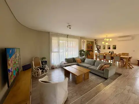 Casa 5 ambientes con 2 baños