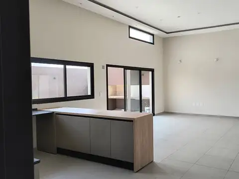 Casa 6 ambientes con 2 baños