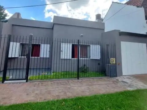 Casa en venta - Dean Funes al 700 - Castelar Norte