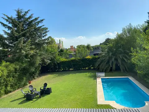 Casa en Alquiler con 2 cocheras