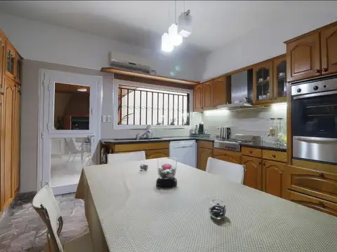 Casa 5 ambientes con 2 baños