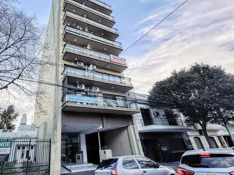 AMBIENTE AL FRENTE CON BALCON