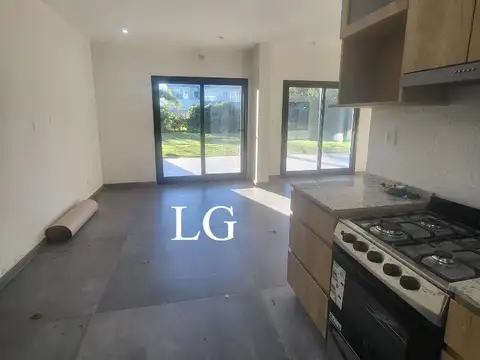 Casa en Alquiler con 4 cocheras