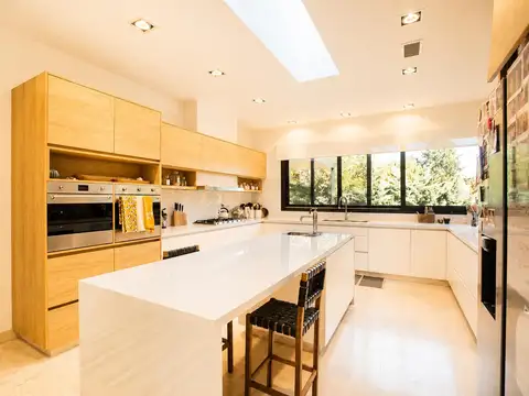 Casa en Venta con 6 cocheras