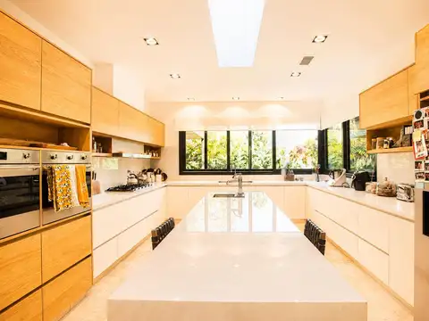 Casa 9 ambientes con 7 baños