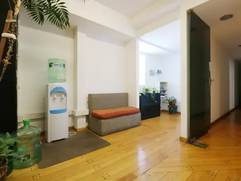 VENTA OFICINA 8 AMBIENTES - MONSERRAT - PISO ALTO  VISTA ABIERTA - LUMINOSA - APTO CREDITO - PERMUTA