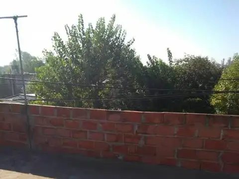 Alquilo amplio departamento en planta alta