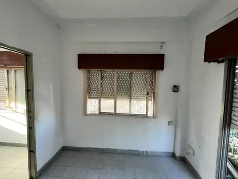 Alquilo amplio departamento en planta alta