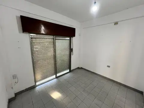 Alquilo amplio departamento en planta alta