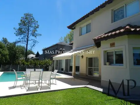 Casa en Venta con 3 cocheras