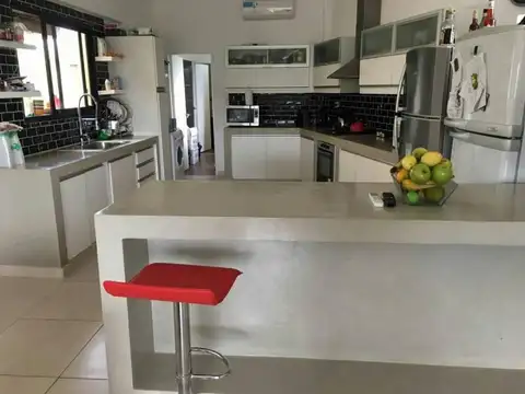 Casa 6 ambientes con 4 baños