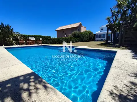 Hermosa vista y comodos espacios en amplia casa a metros del mar