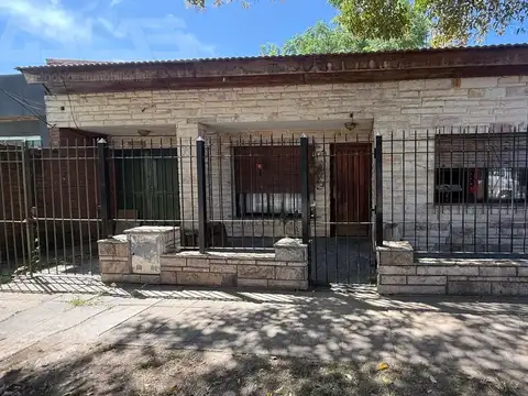 Casa 7 ambientes con 2 baños