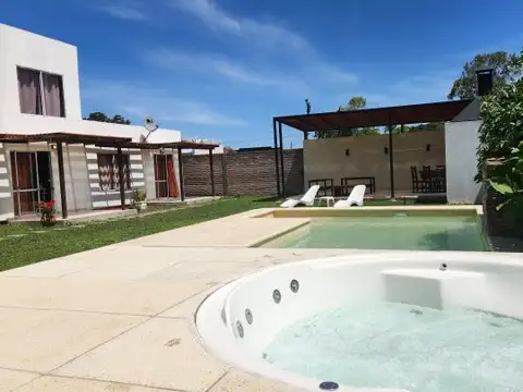 Casa en Venta con 3 cocheras
