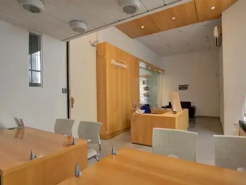 Oficina 7 ambientes con 2 baños