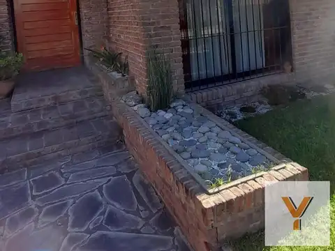 Casa 6 ambientes con 4 baños