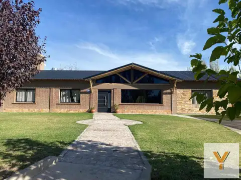 Casa en venta - 4 Dormitorios 4 Baños - Mendoza