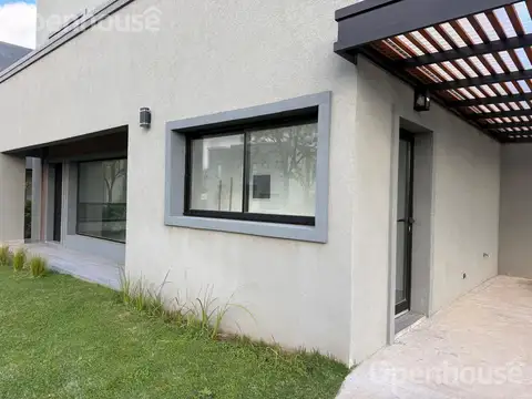 Casa en Alquiler con 2 cocheras