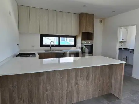 Casa en Alquiler con 2 cocheras