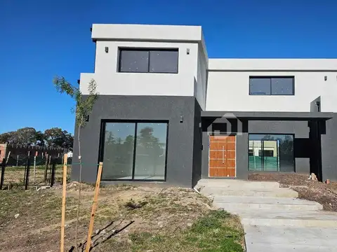 Casa en venta y alquiler en Santa Sofia 100