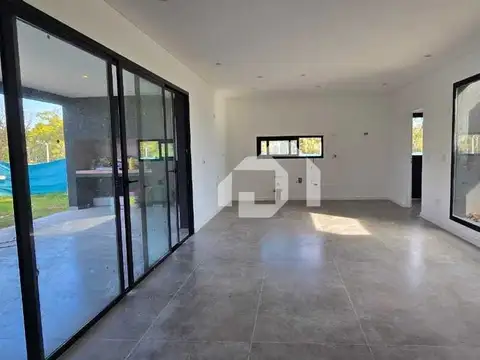 Casa en Alquiler en Pilar Del Este, USD 1.300