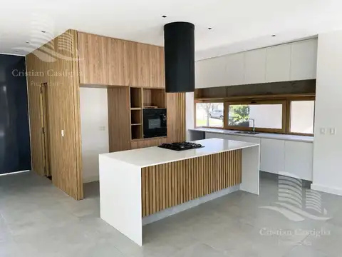 Casa en Venta con 4 cocheras