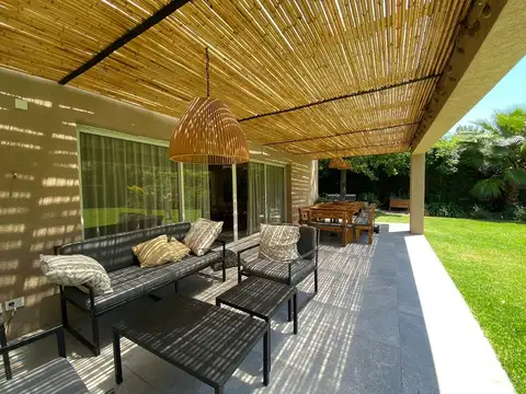 Casa 5 ambientes con 4 baños