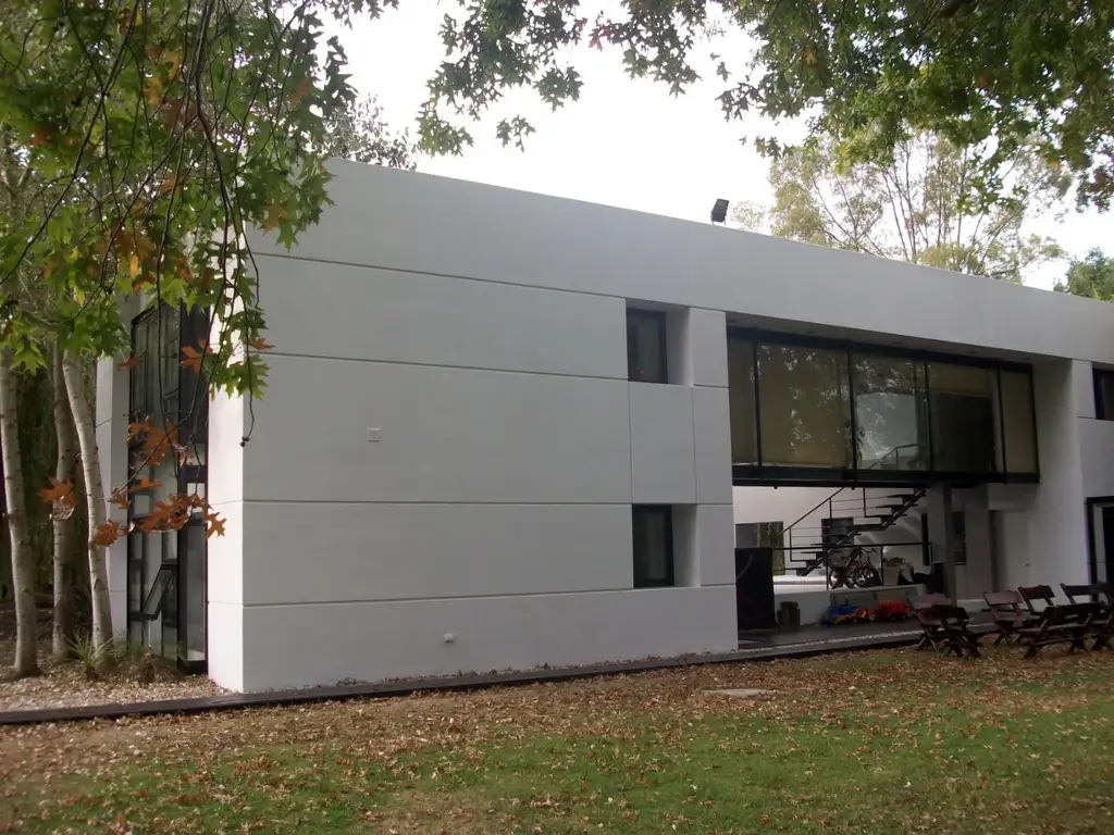 Casa - 450  m² Cubierta | 4 dormitorios | 12 años | 3 baños | 6 ambientes | 2 cocheras