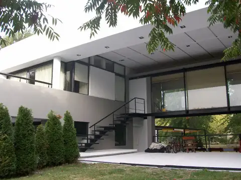 GRAN CASA MODERNA DE DISEÑO EN ABRIL