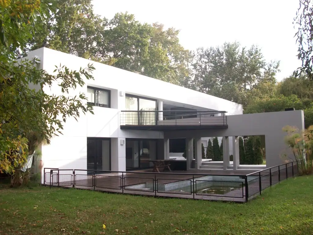 Casa en Venta - 4 dormitorios - USD 1.200.000