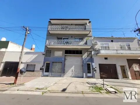 PH grande de 4 ambientes A REFACCIONAR, gran oportunidad.